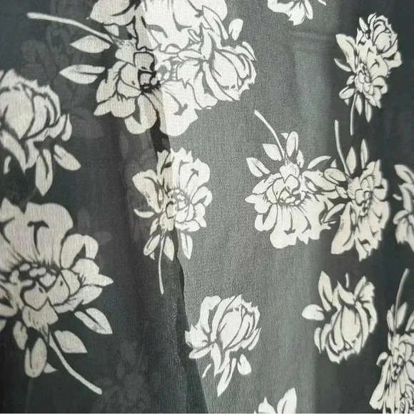 Sheer Kimono Floral Black & White Size  Medium / Large - Picture 15 of 16